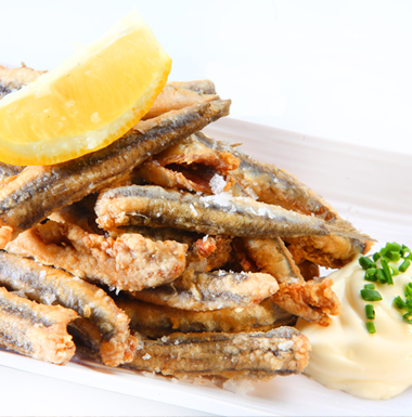Petite friture d’anchois frais de la mer Egee